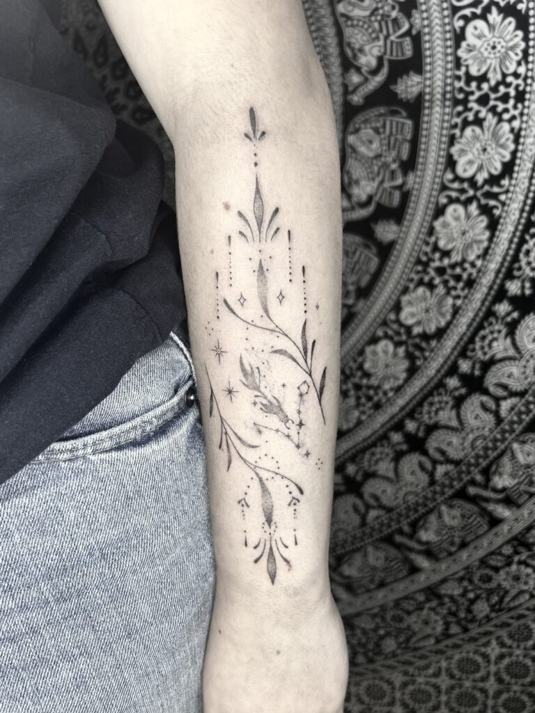 détail tatouage dotwork sur bras — précision du placement