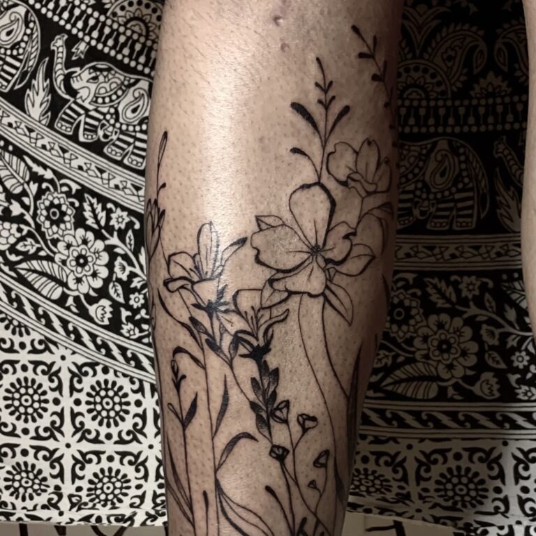 Fleurs en Fine line par tatoueur Cyclopink dans le 77