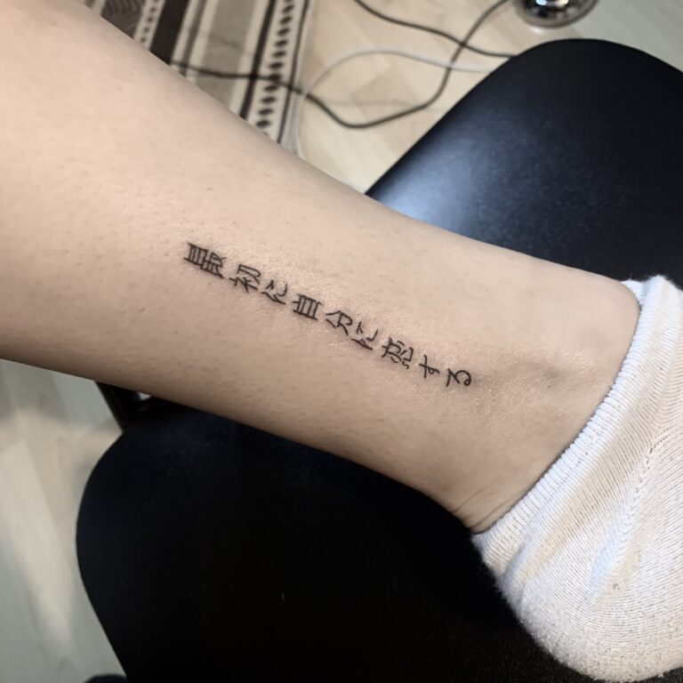 tatouage minimaliste trait fin sur peau cicatrisée