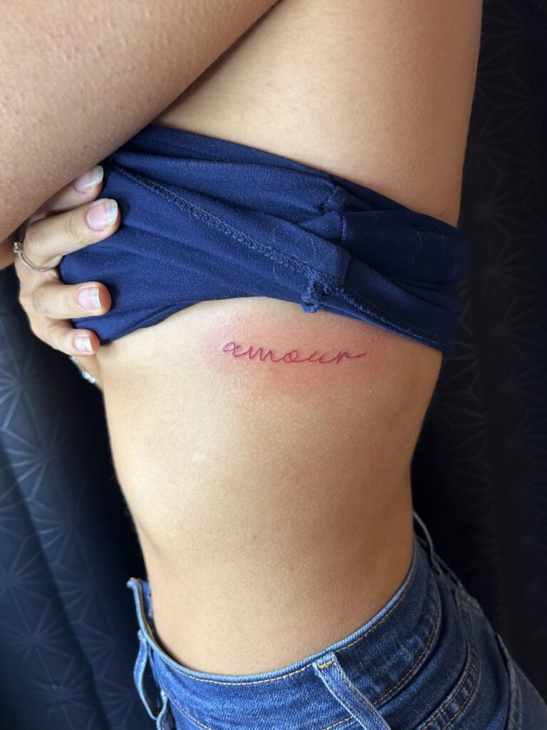 tatouage fine line sur hanche — placement harmonieux