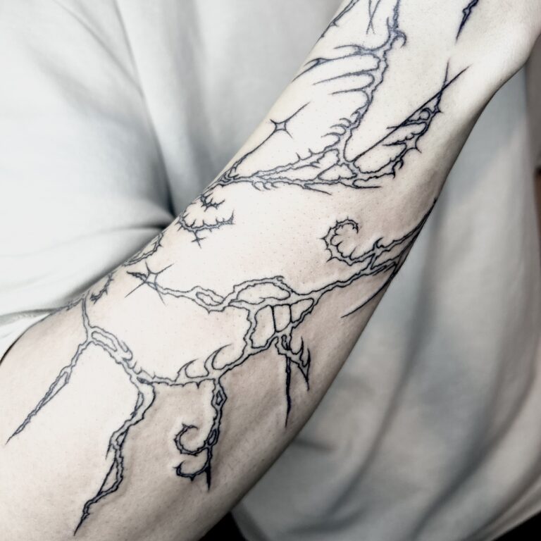 détail ligne fine tatouage noir précision du trait