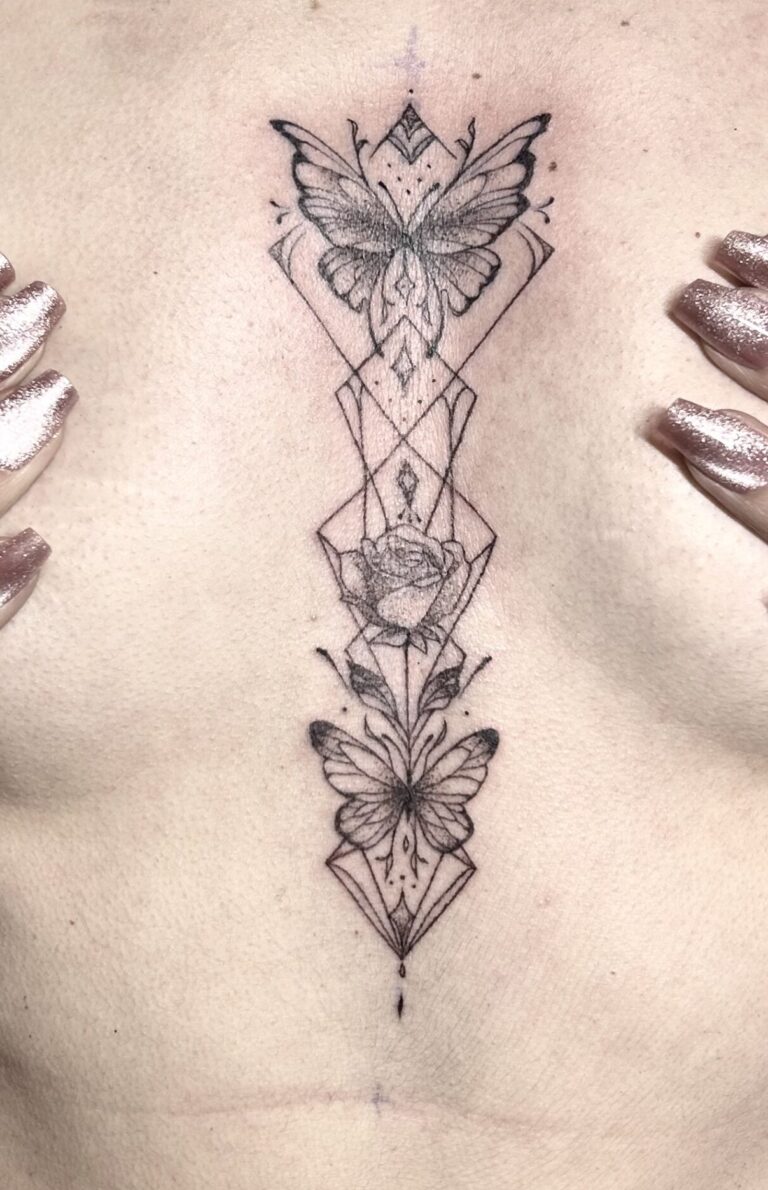 Tatouage fine line ornemental au sternum avec papillons, rose et motifs géométriques